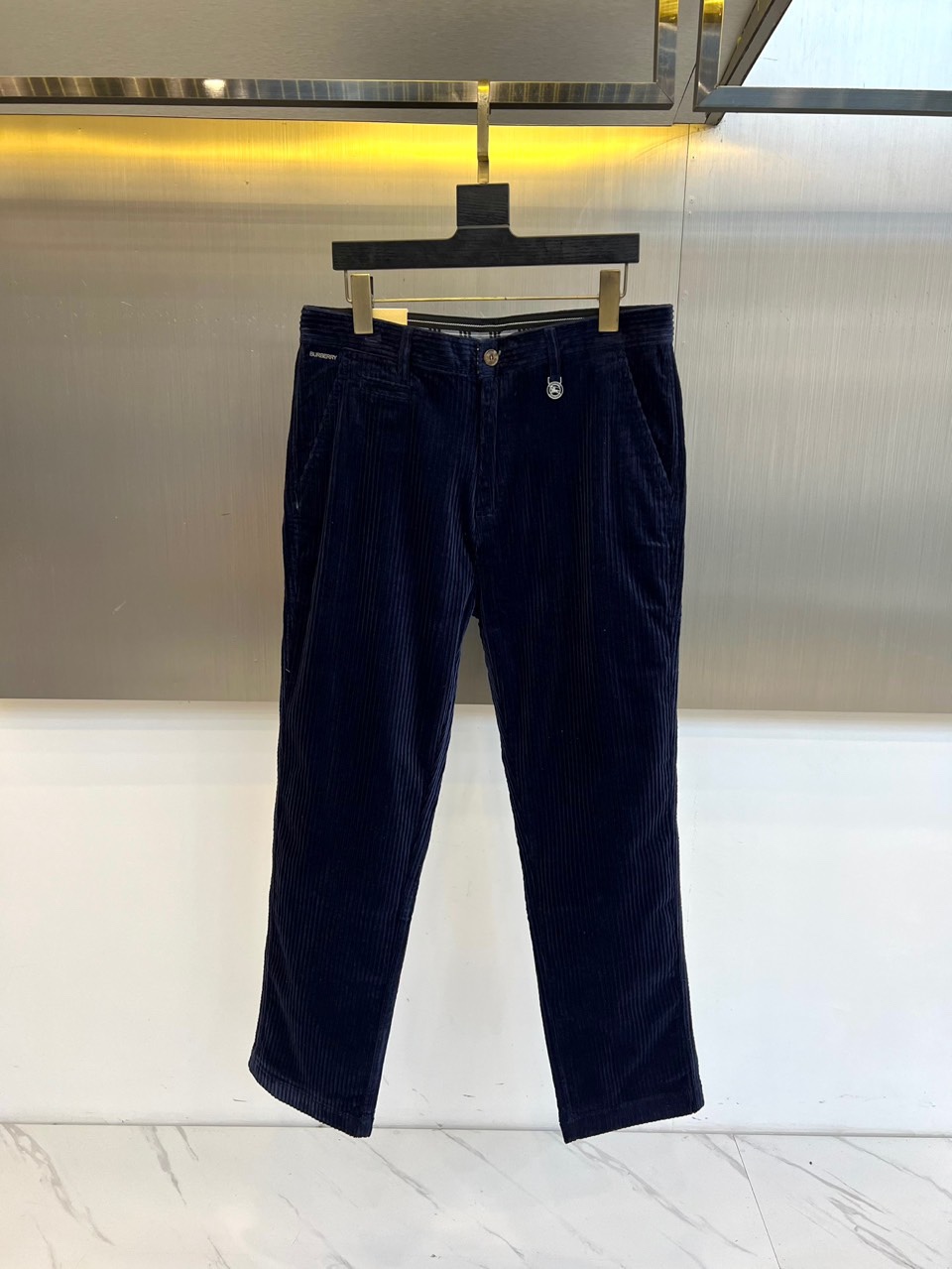 Bur巴宝莉、2025秋冬新品男士长裤，以经典调搭配细腻竖向条纹肌理，重塑现代英伦衣橱美学。裤装采用利落