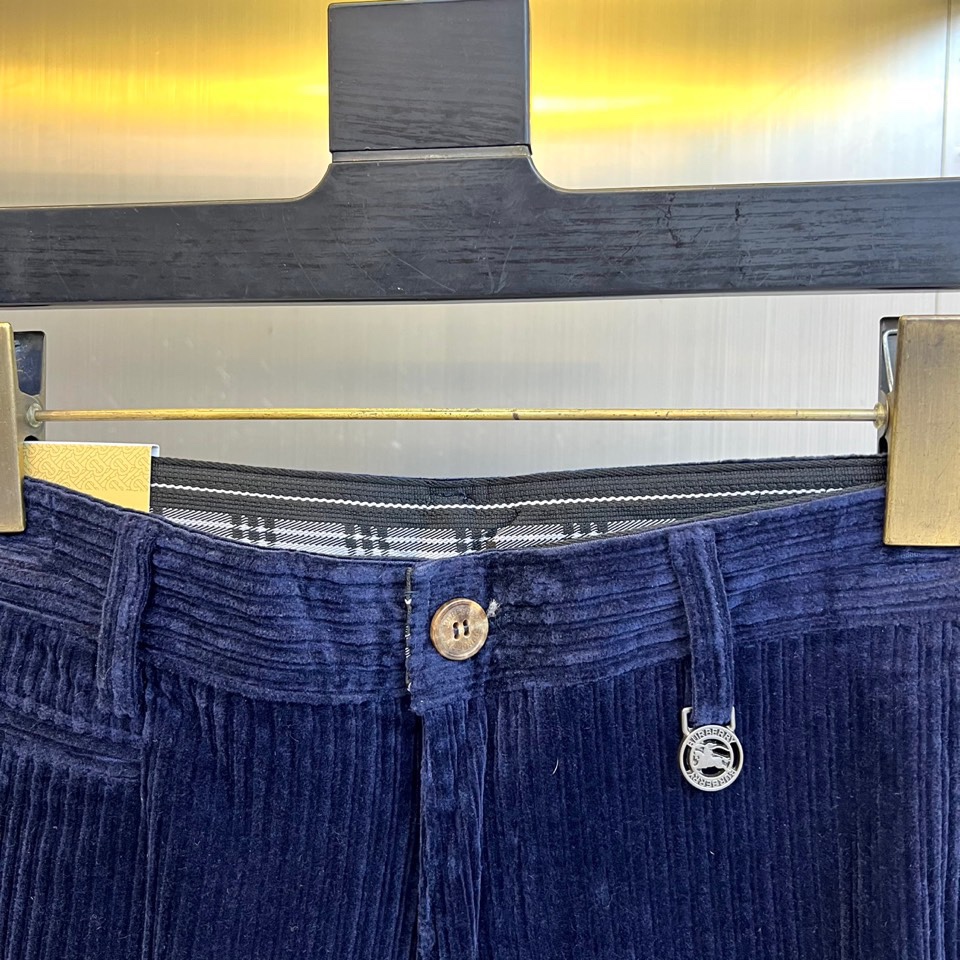 Bur巴宝莉、2025秋冬新品男士长裤，以经典调搭配细腻竖向条纹肌理，重塑现代英伦衣橱美学。裤装采用利落