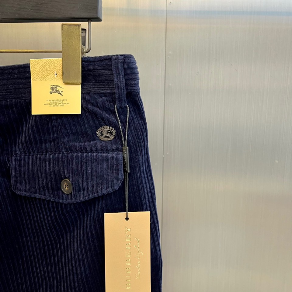 Bur巴宝莉、2025秋冬新品男士长裤，以经典调搭配细腻竖向条纹肌理，重塑现代英伦衣橱美学。裤装采用利落