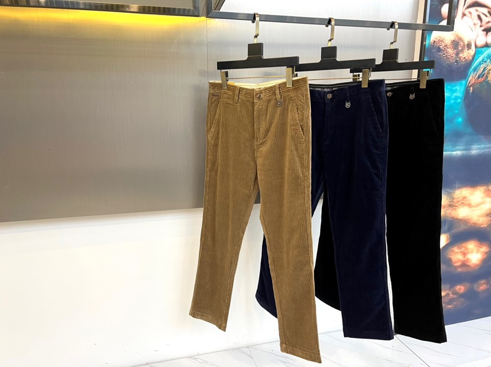 Bur巴宝莉、2025秋冬新品男士长裤，以经典调搭配细腻竖向条纹肌理，重塑现代英伦衣橱美学。裤装采用利落