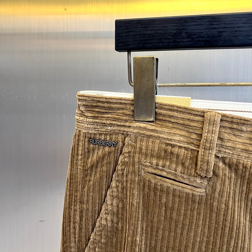 Bur巴宝莉、2025秋冬新品男士长裤，以经典调搭配细腻竖向条纹肌理，重塑现代英伦衣橱美学。裤装采用利落