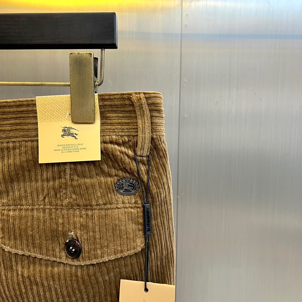 Bur巴宝莉、2025秋冬新品男士长裤，以经典调搭配细腻竖向条纹肌理，重塑现代英伦衣橱美学。裤装采用利落