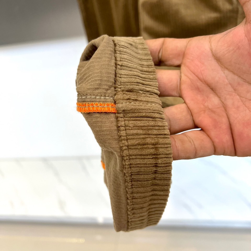 Bur巴宝莉、2025秋冬新品男士长裤，以经典调搭配细腻竖向条纹肌理，重塑现代英伦衣橱美学。裤装采用利落