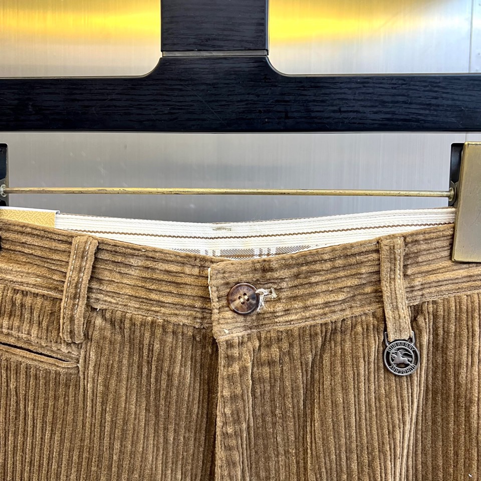 Bur巴宝莉、2025秋冬新品男士长裤，以经典调搭配细腻竖向条纹肌理，重塑现代英伦衣橱美学。裤装采用利落