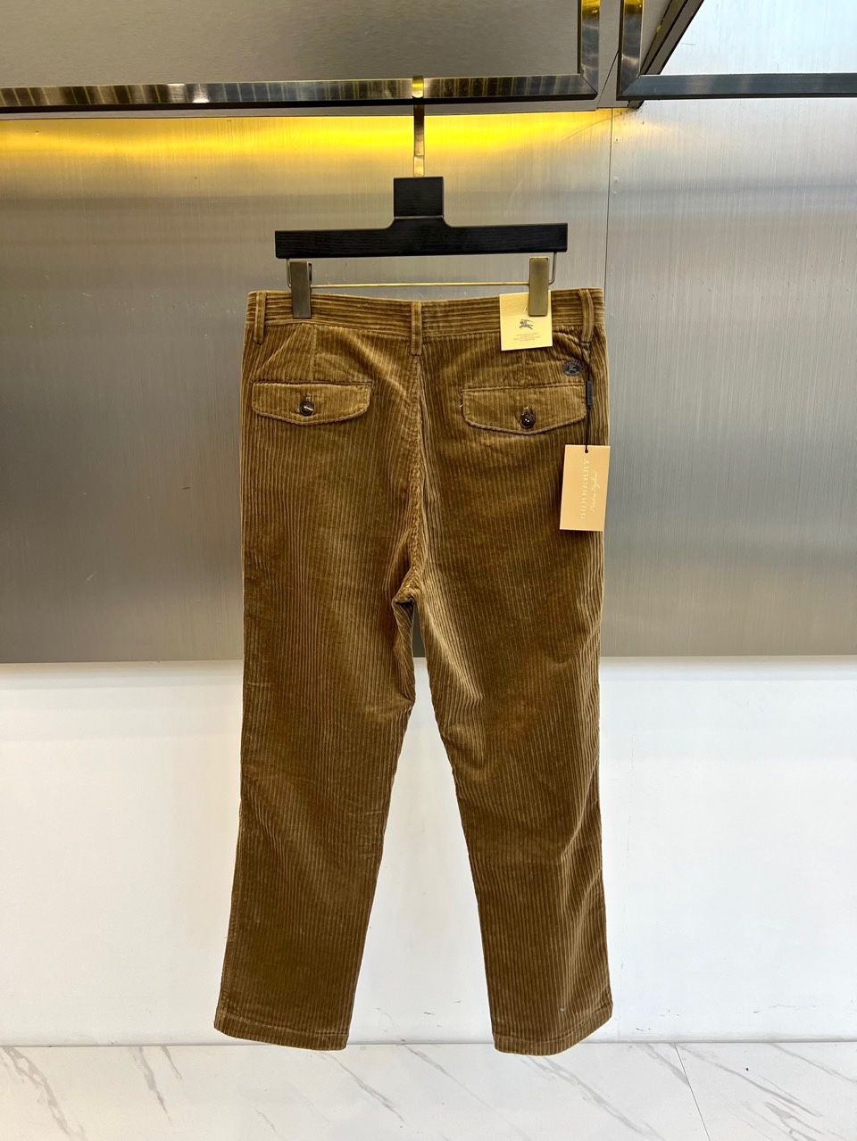 Bur巴宝莉、2025秋冬新品男士长裤，以经典调搭配细腻竖向条纹肌理，重塑现代英伦衣橱美学。裤装采用利落