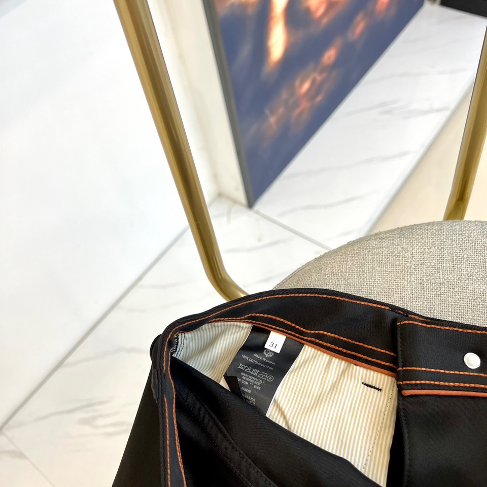 Loro Piana诺悠翩雅、2025秋冬新品男士长裤，以意大利顶级面料工艺重新定义奢华日常着装。本系列