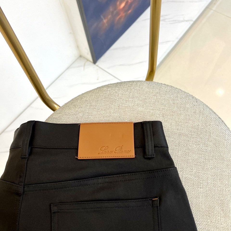 Loro Piana诺悠翩雅、2025秋冬新品男士长裤，以意大利顶级面料工艺重新定义奢华日常着装。本系列