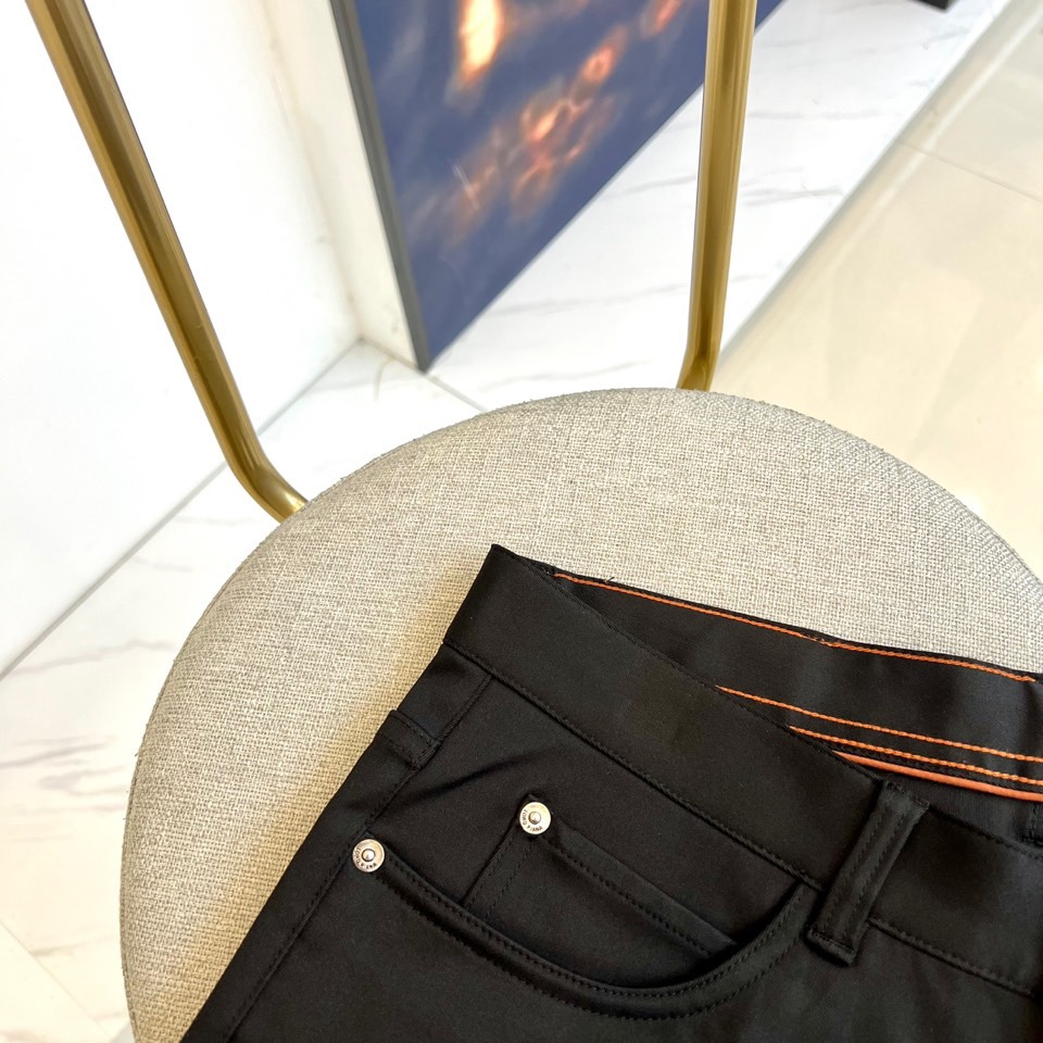 Loro Piana诺悠翩雅、2025秋冬新品男士长裤，以意大利顶级面料工艺重新定义奢华日常着装。本系列