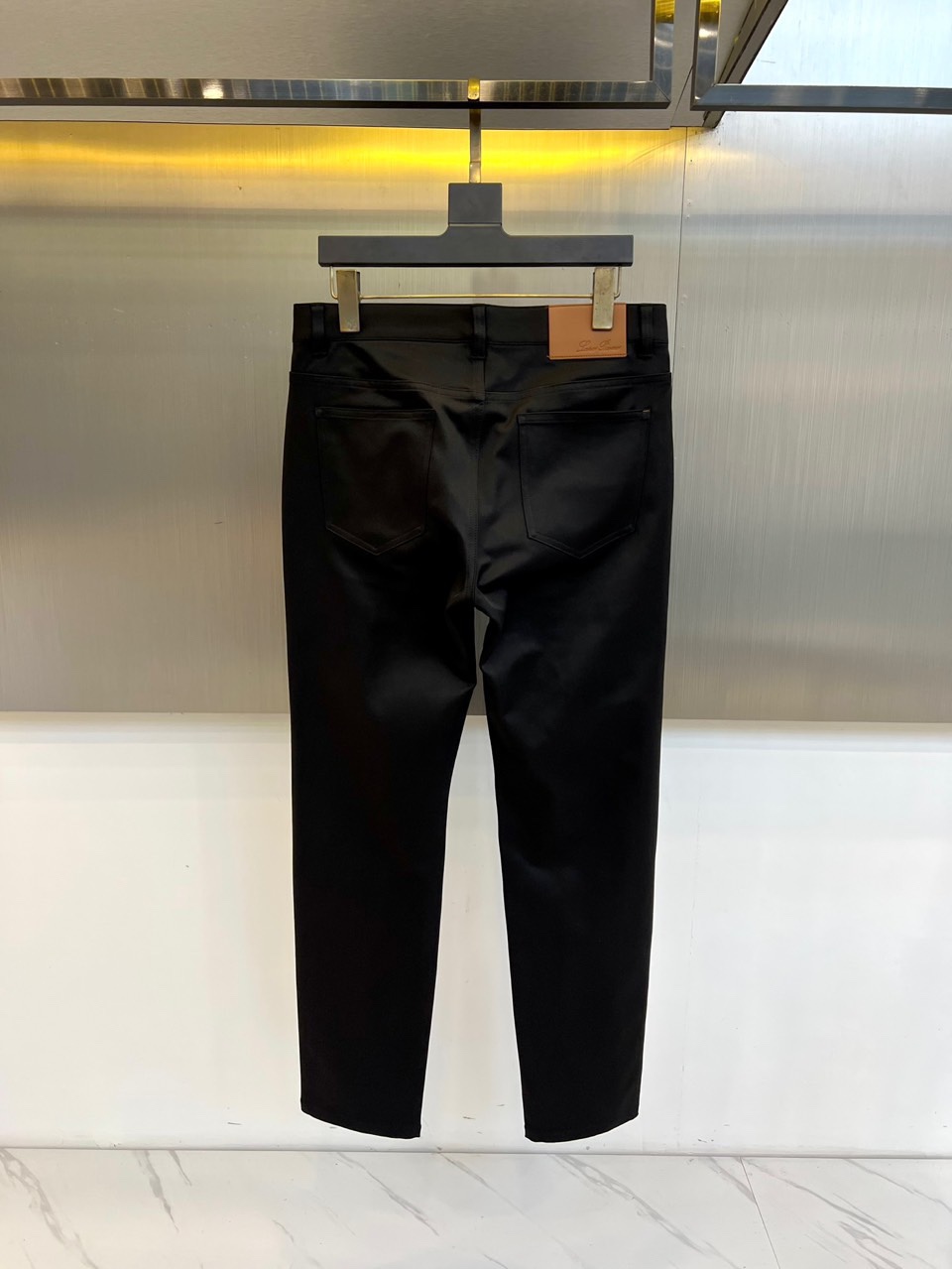 Loro Piana诺悠翩雅、2025秋冬新品男士长裤，以意大利顶级面料工艺重新定义奢华日常着装。本系列