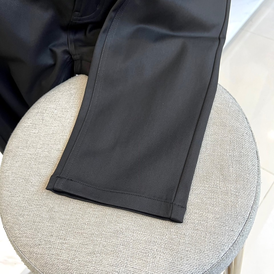 Loro Piana诺悠翩雅、2025秋冬新品男士长裤，以意大利顶级面料工艺重新定义奢华日常着装。本系列