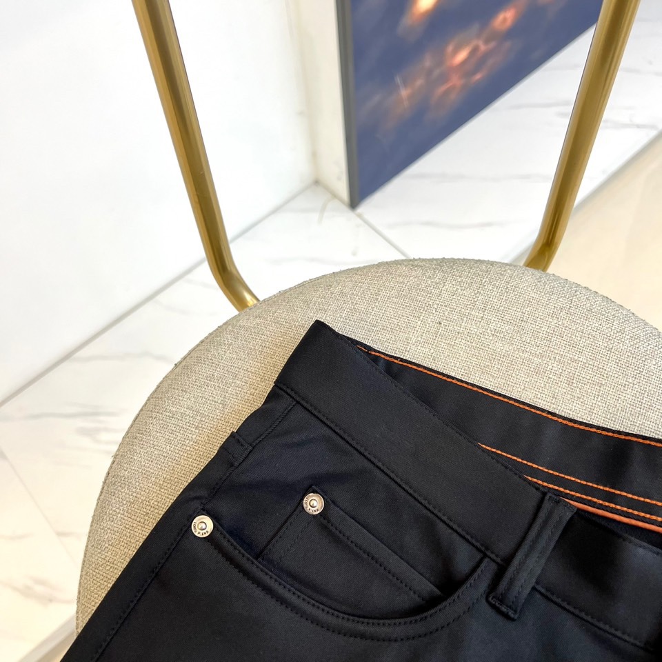 Loro Piana诺悠翩雅、2025秋冬新品男士长裤，以意大利顶级面料工艺重新定义奢华日常着装。本系列