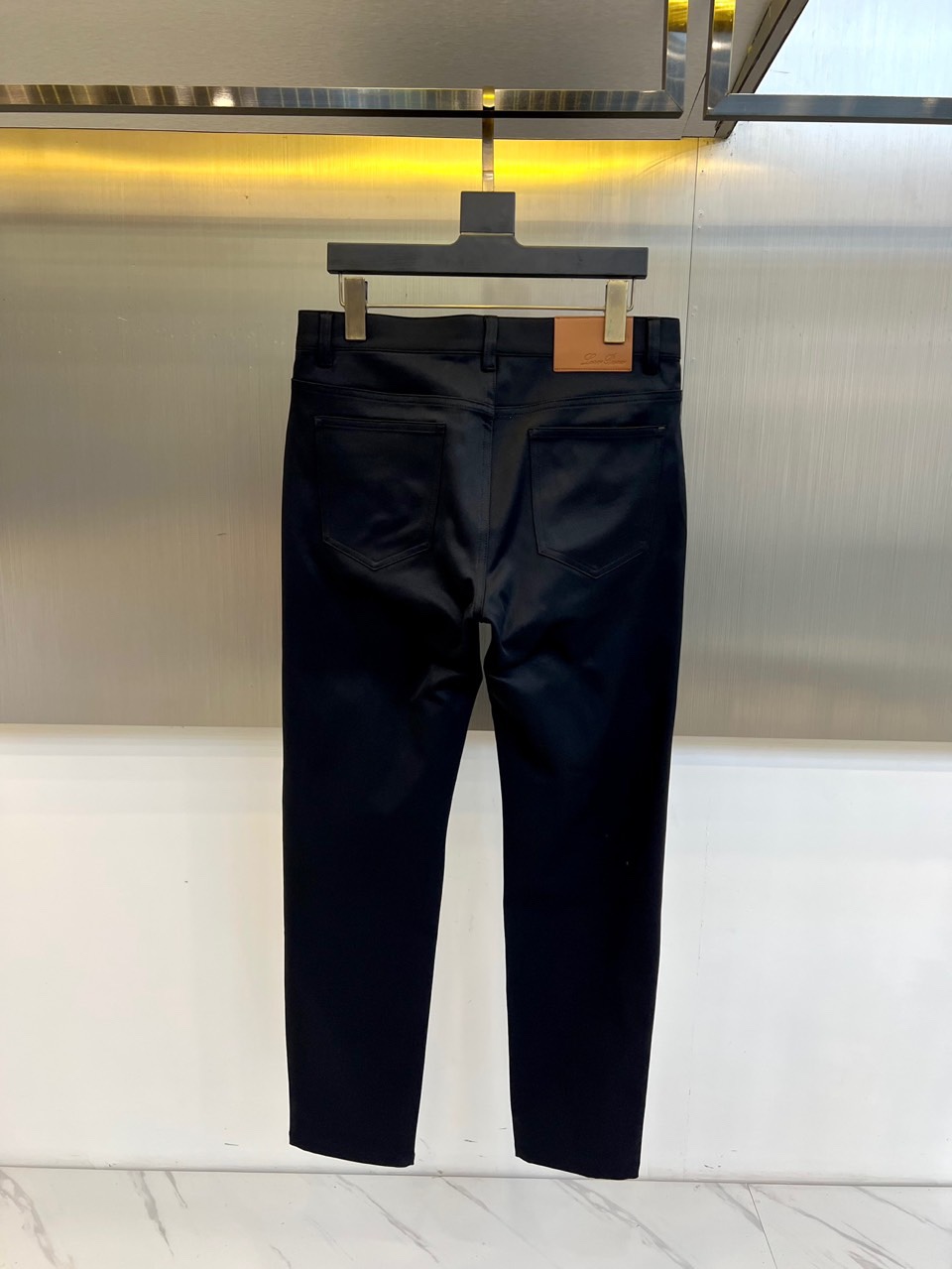 Loro Piana诺悠翩雅、2025秋冬新品男士长裤，以意大利顶级面料工艺重新定义奢华日常着装。本系列