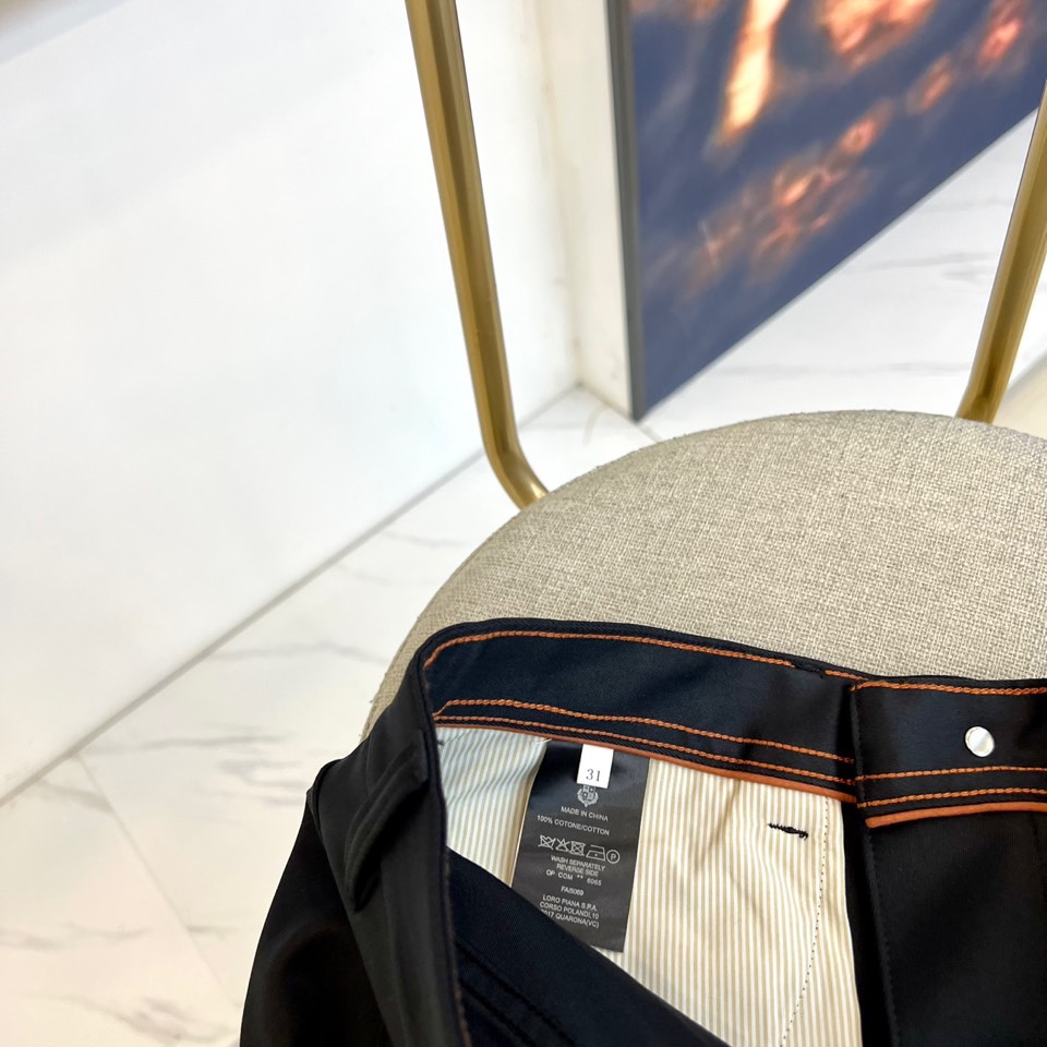 Loro Piana诺悠翩雅、2025秋冬新品男士长裤，以意大利顶级面料工艺重新定义奢华日常着装。本系列