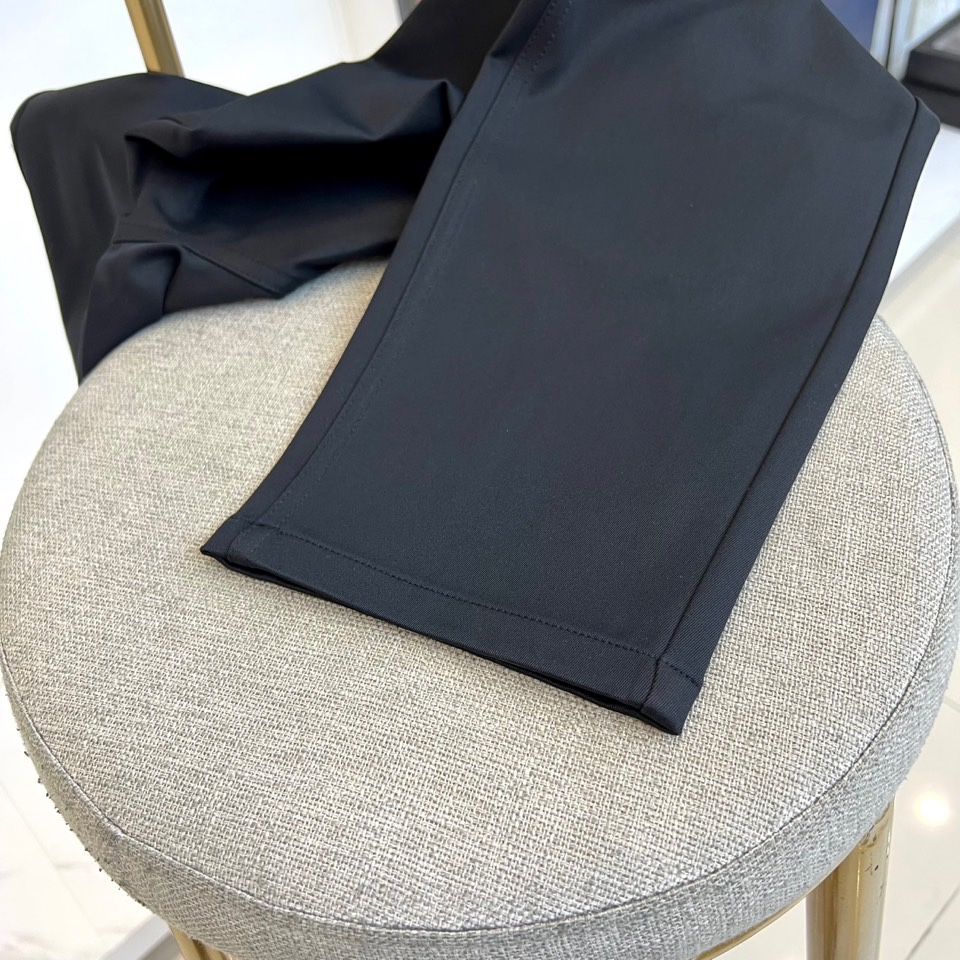 Loro Piana诺悠翩雅、2025秋冬新品男士长裤，以意大利顶级面料工艺重新定义奢华日常着装。本系列