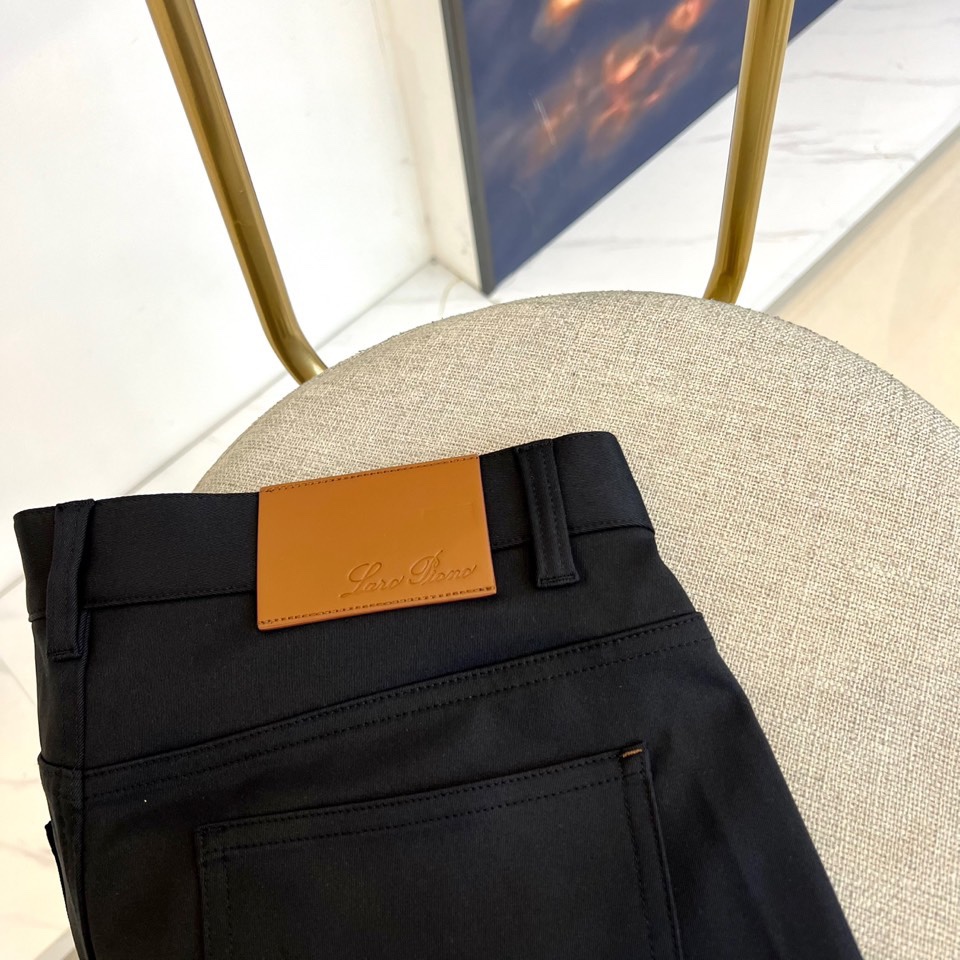 Loro Piana诺悠翩雅、2025秋冬新品男士长裤，以意大利顶级面料工艺重新定义奢华日常着装。本系列