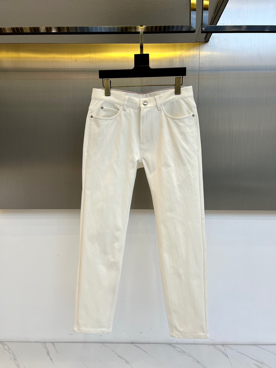 Loro Piana诺悠翩雅、2025秋冬新品男士长裤，以意大利顶级面料工艺重新定义奢华日常着装。本系列