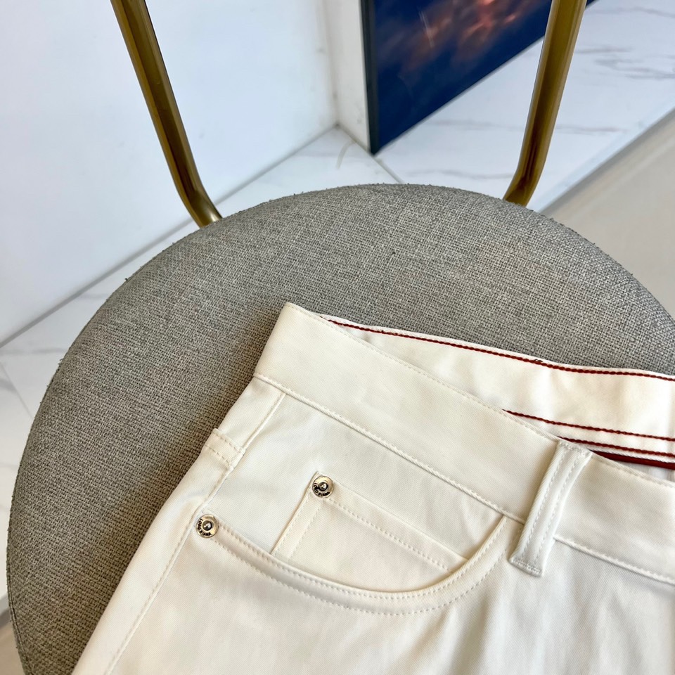 Loro Piana诺悠翩雅、2025秋冬新品男士长裤，以意大利顶级面料工艺重新定义奢华日常着装。本系列