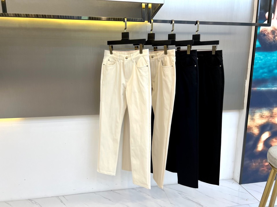 Loro Piana诺悠翩雅、2025秋冬新品男士长裤，以意大利顶级面料工艺重新定义奢华日常着装。本系列