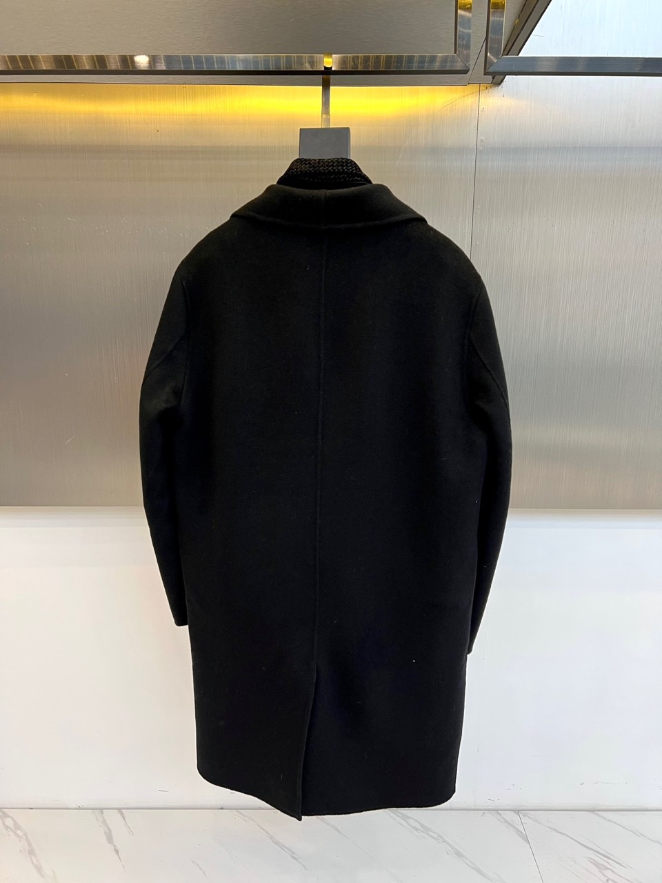 Dio迪奥、2025秋冬新品，以浅灰色毛呢大衣演绎低调奢华。款式采用经典西装领与双排扣设计，线条利落流畅