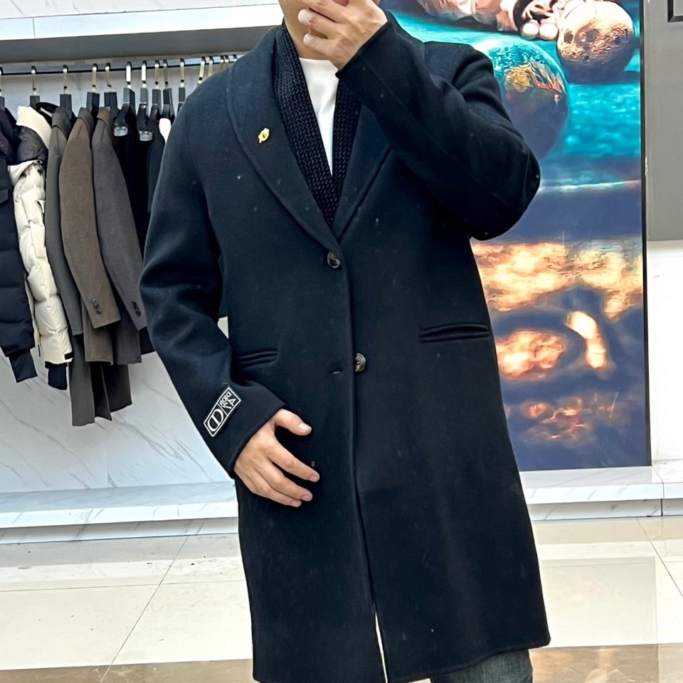 Dio迪奥、2025秋冬新品，以浅灰色毛呢大衣演绎低调奢华。款式采用经典西装领与双排扣设计，线条利落流畅