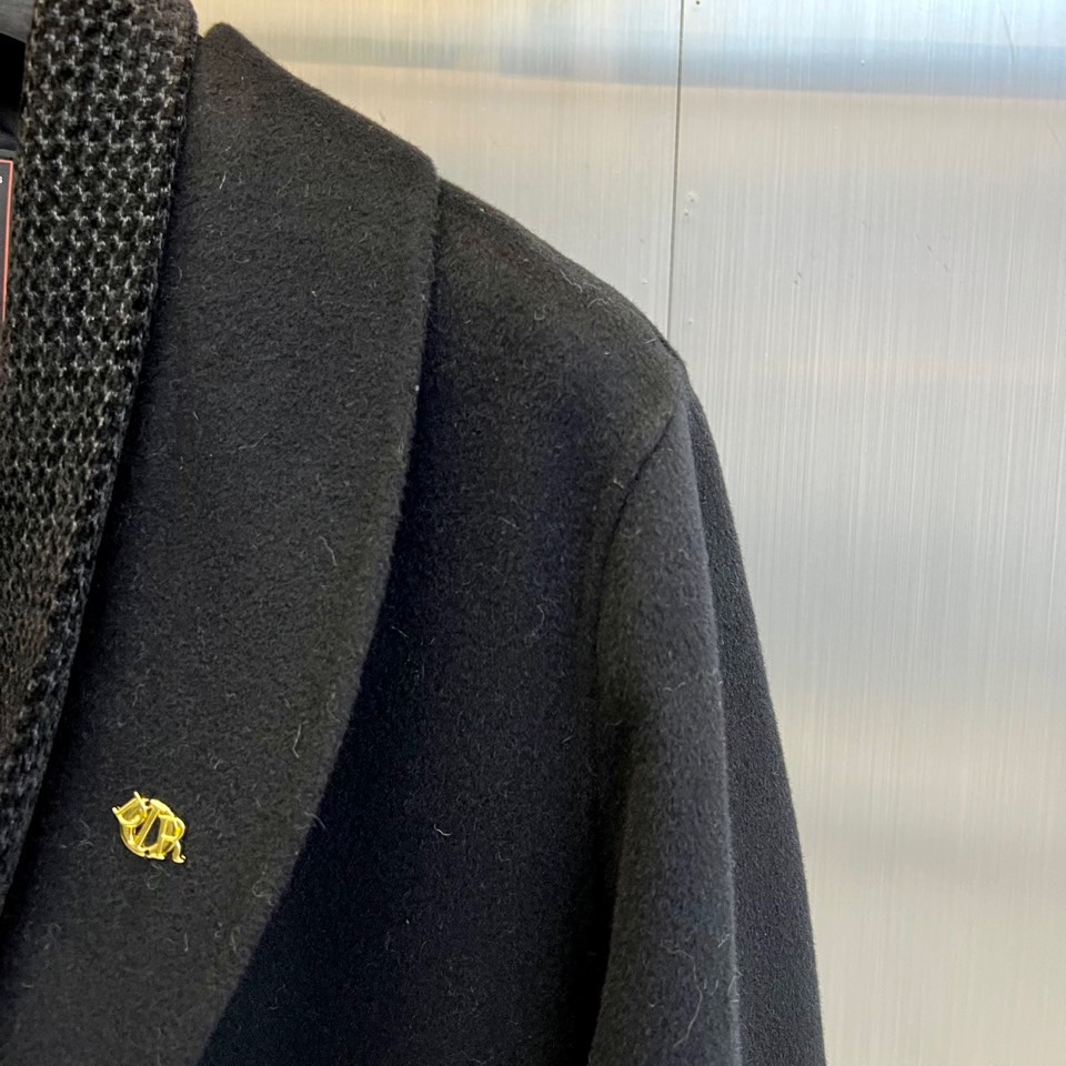 Dio迪奥、2025秋冬新品，以浅灰色毛呢大衣演绎低调奢华。款式采用经典西装领与双排扣设计，线条利落流畅