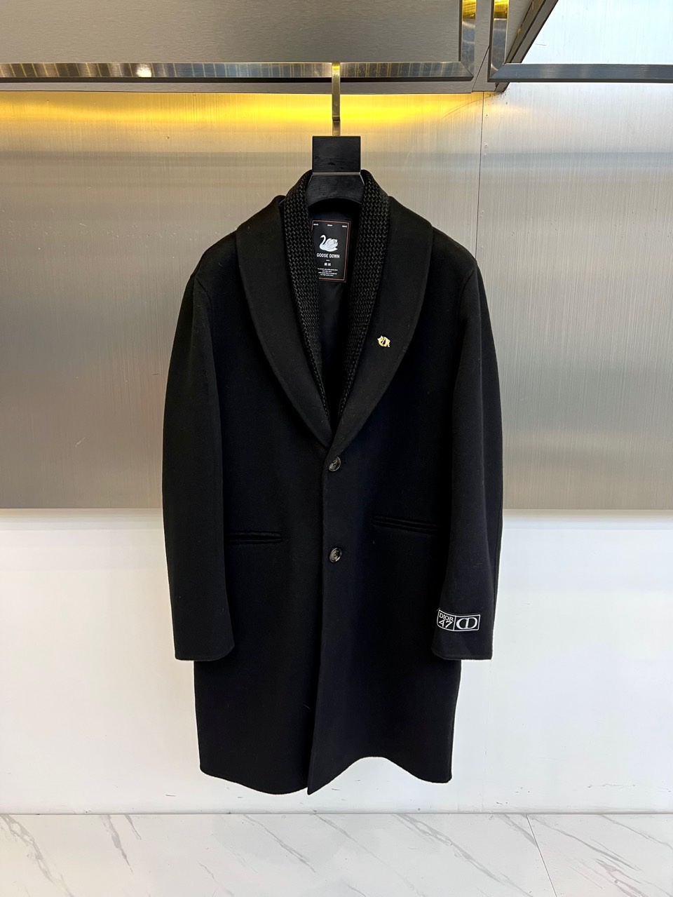 Dio迪奥、2025秋冬新品，以浅灰色毛呢大衣演绎低调奢华。款式采用经典西装领与双排扣设计，线条利落流畅