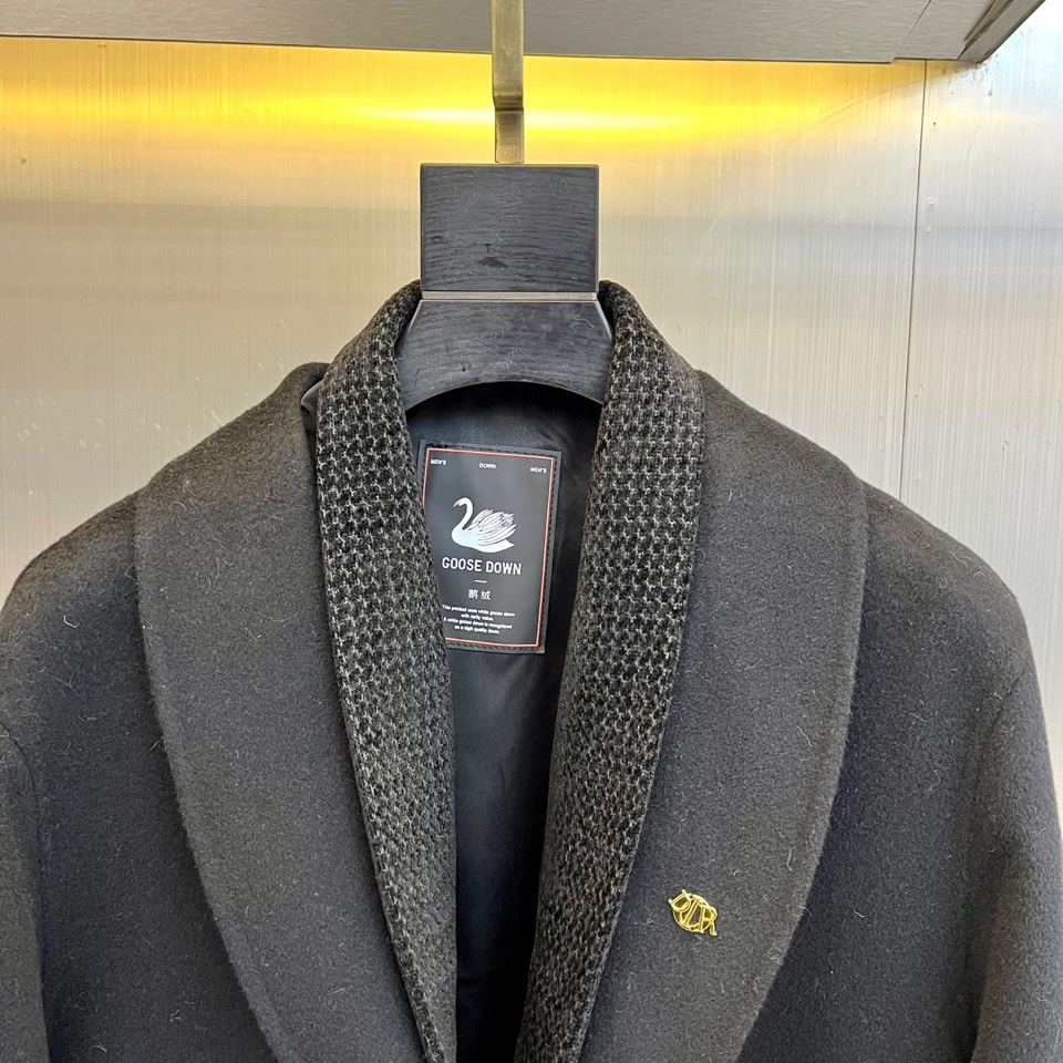 Dio迪奥、2025秋冬新品，以浅灰色毛呢大衣演绎低调奢华。款式采用经典西装领与双排扣设计，线条利落流畅