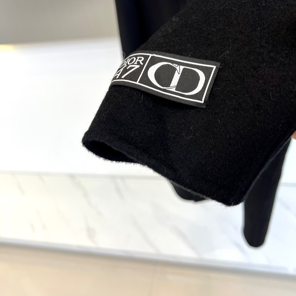 Dio迪奥、2025秋冬新品，以浅灰色毛呢大衣演绎低调奢华。款式采用经典西装领与双排扣设计，线条利落流畅