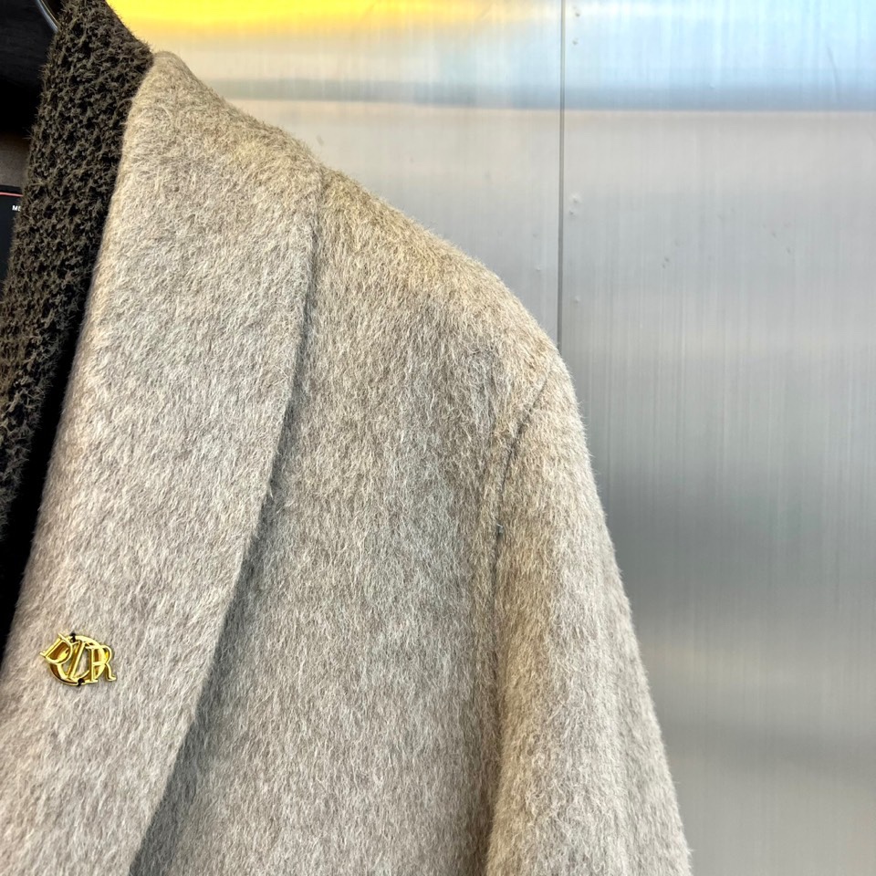 Dio迪奥、2025秋冬新品，以浅灰色毛呢大衣演绎低调奢华。款式采用经典西装领与双排扣设计，线条利落流畅