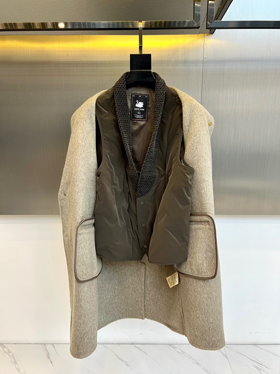 Dio迪奥、2025秋冬新品，以浅灰色毛呢大衣演绎低调奢华。款式采用经典西装领与双排扣设计，线条利落流畅