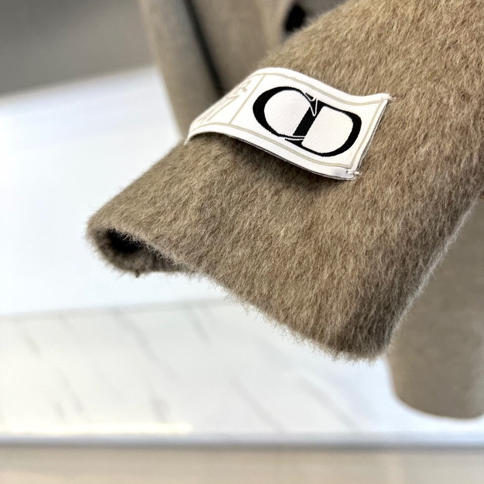 Dio迪奥、2025秋冬新品，以浅灰色毛呢大衣演绎低调奢华。款式采用经典西装领与双排扣设计，线条利落流畅