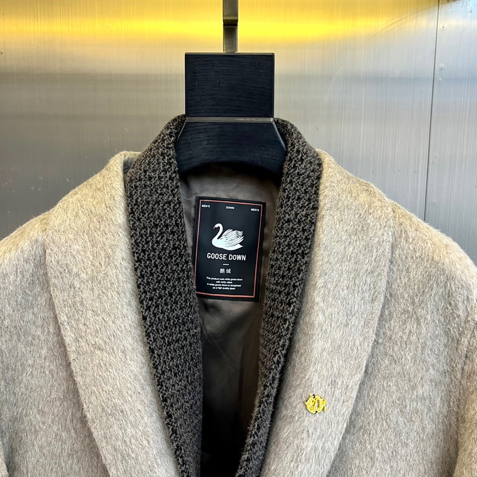 Dio迪奥、2025秋冬新品，以浅灰色毛呢大衣演绎低调奢华。款式采用经典西装领与双排扣设计，线条利落流畅