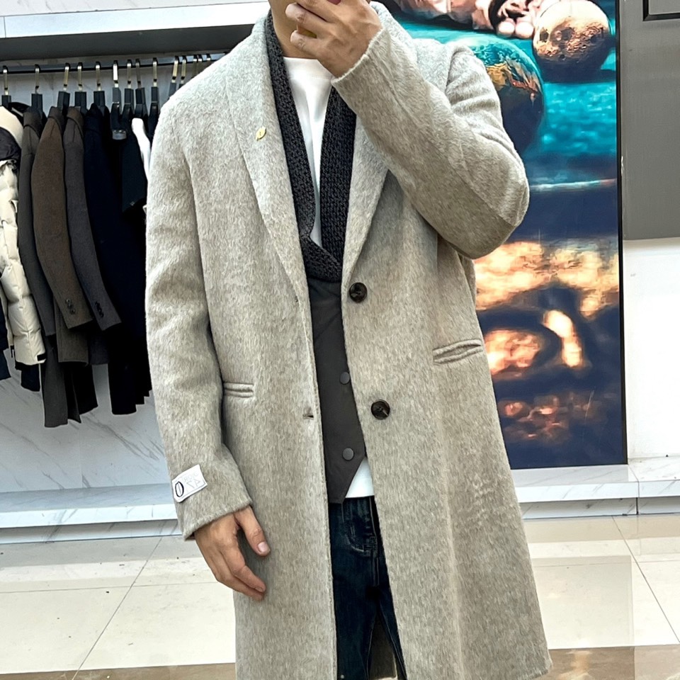 Dio迪奥、2025秋冬新品，以浅灰色毛呢大衣演绎低调奢华。款式采用经典西装领与双排扣设计，线条利落流畅