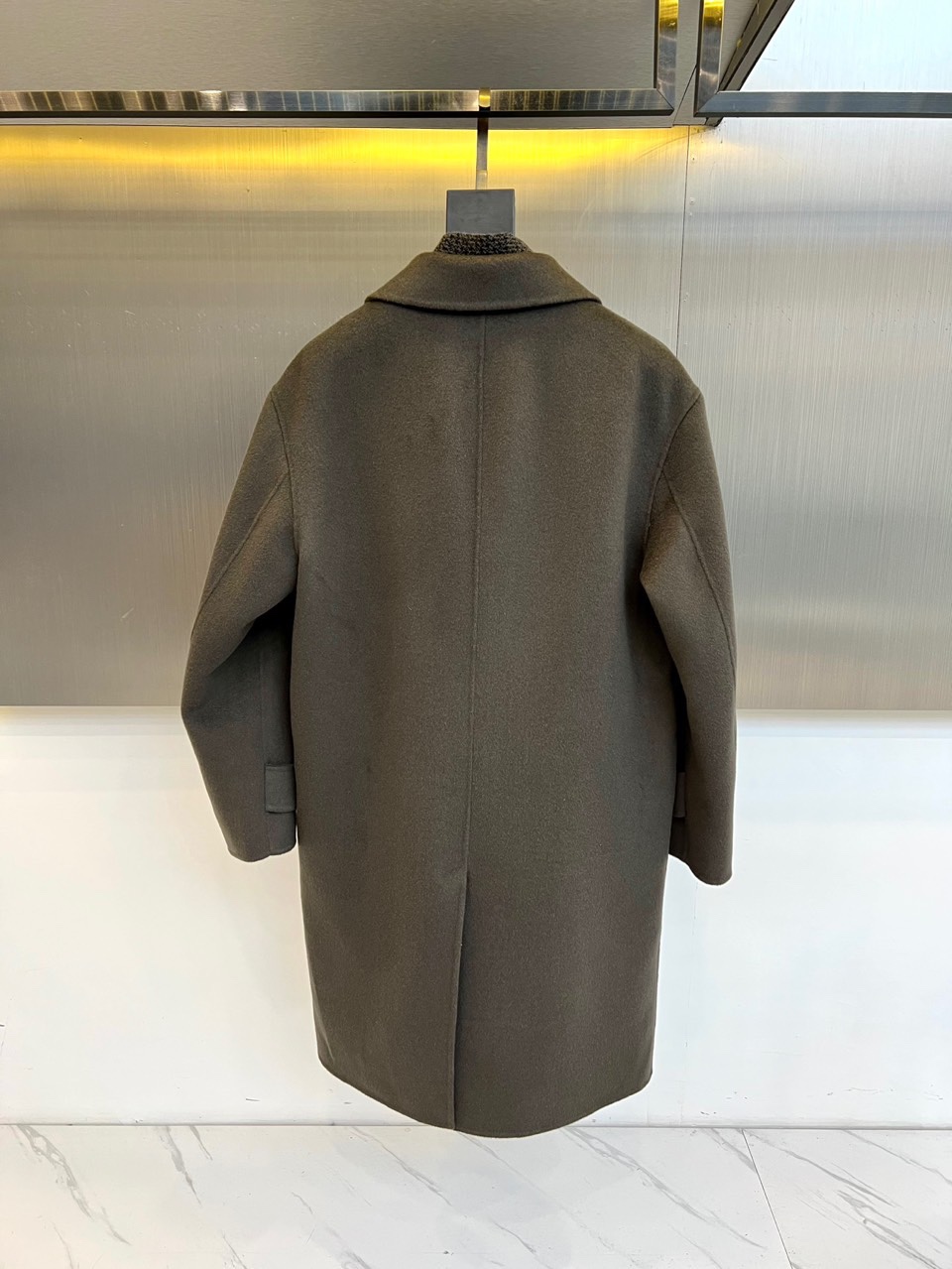 Dolce&Gabbana杜嘉班纳、2025秋冬新品，以深灰色双排扣毛呢大衣诠释意式奢雅。款式采用经典翻