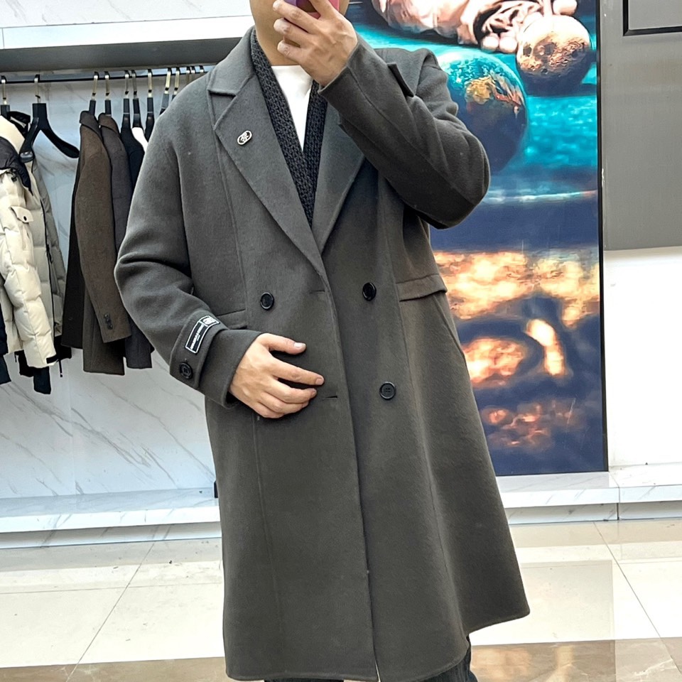 Dolce&Gabbana杜嘉班纳、2025秋冬新品，以深灰色双排扣毛呢大衣诠释意式奢雅。款式采用经典翻