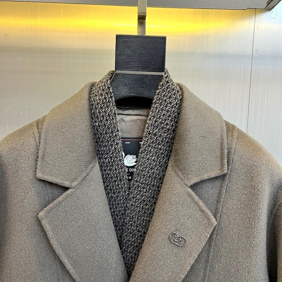 Dolce&Gabbana杜嘉班纳、2025秋冬新品，以深灰色双排扣毛呢大衣诠释意式奢雅。款式采用经典翻