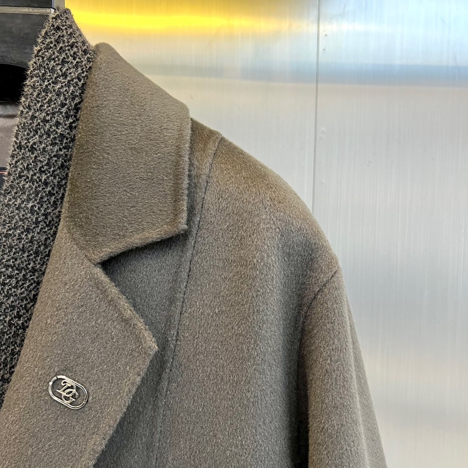 Dolce&Gabbana杜嘉班纳、2025秋冬新品，以深灰色双排扣毛呢大衣诠释意式奢雅。款式采用经典翻