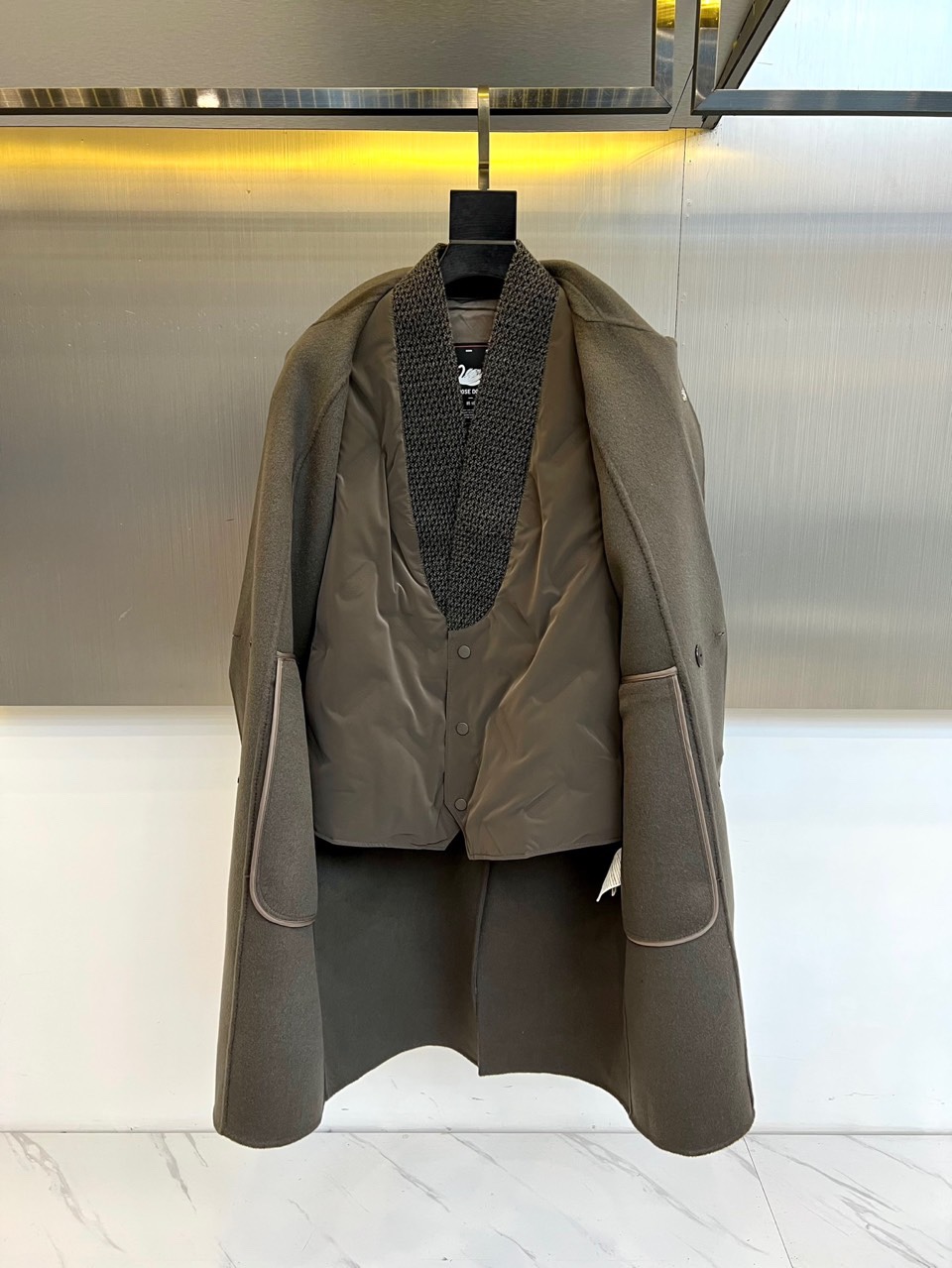 Dolce&Gabbana杜嘉班纳、2025秋冬新品，以深灰色双排扣毛呢大衣诠释意式奢雅。款式采用经典翻