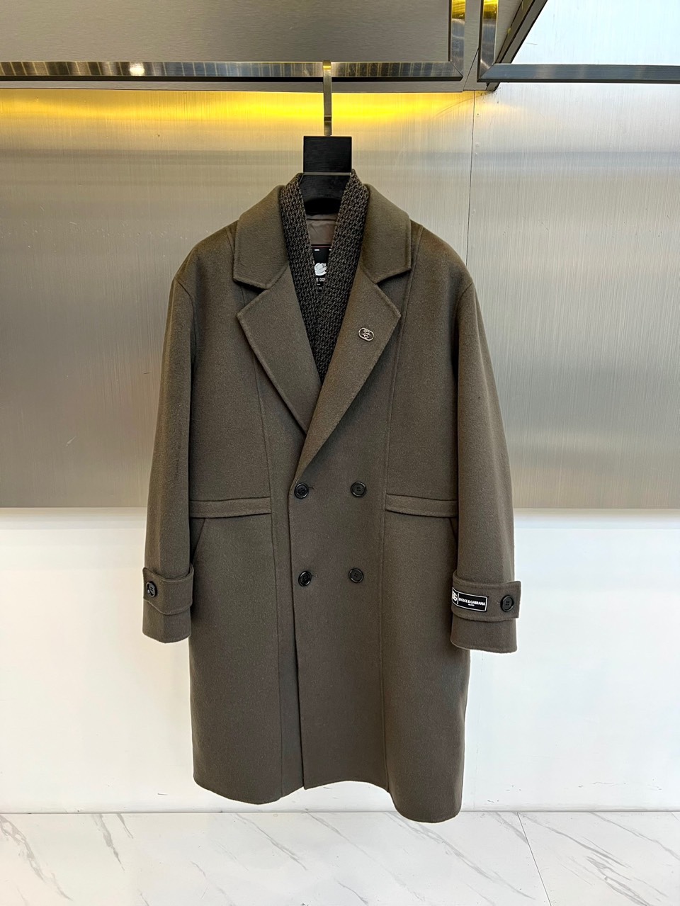 Dolce&Gabbana杜嘉班纳、2025秋冬新品，以深灰色双排扣毛呢大衣诠释意式奢雅。款式采用经典翻