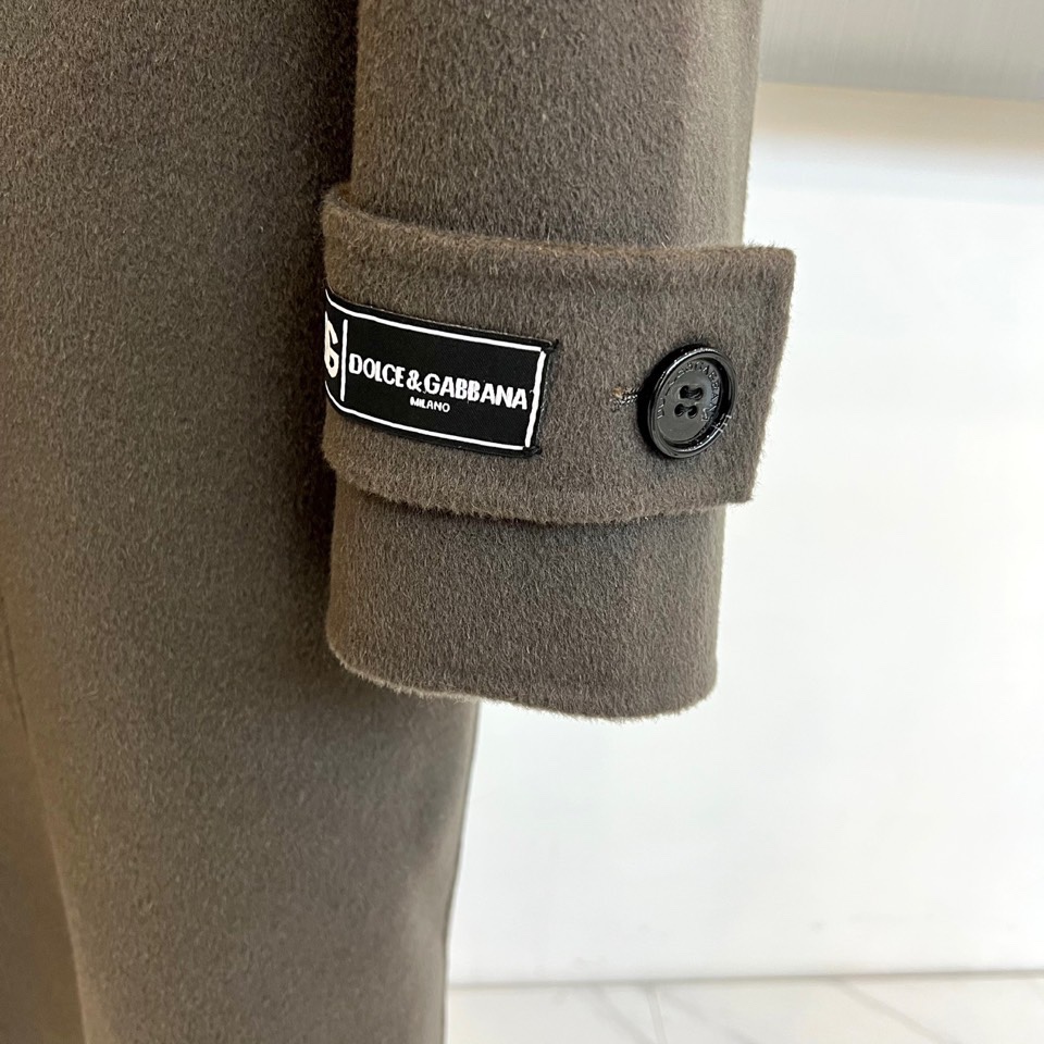 Dolce&Gabbana杜嘉班纳、2025秋冬新品，以深灰色双排扣毛呢大衣诠释意式奢雅。款式采用经典翻