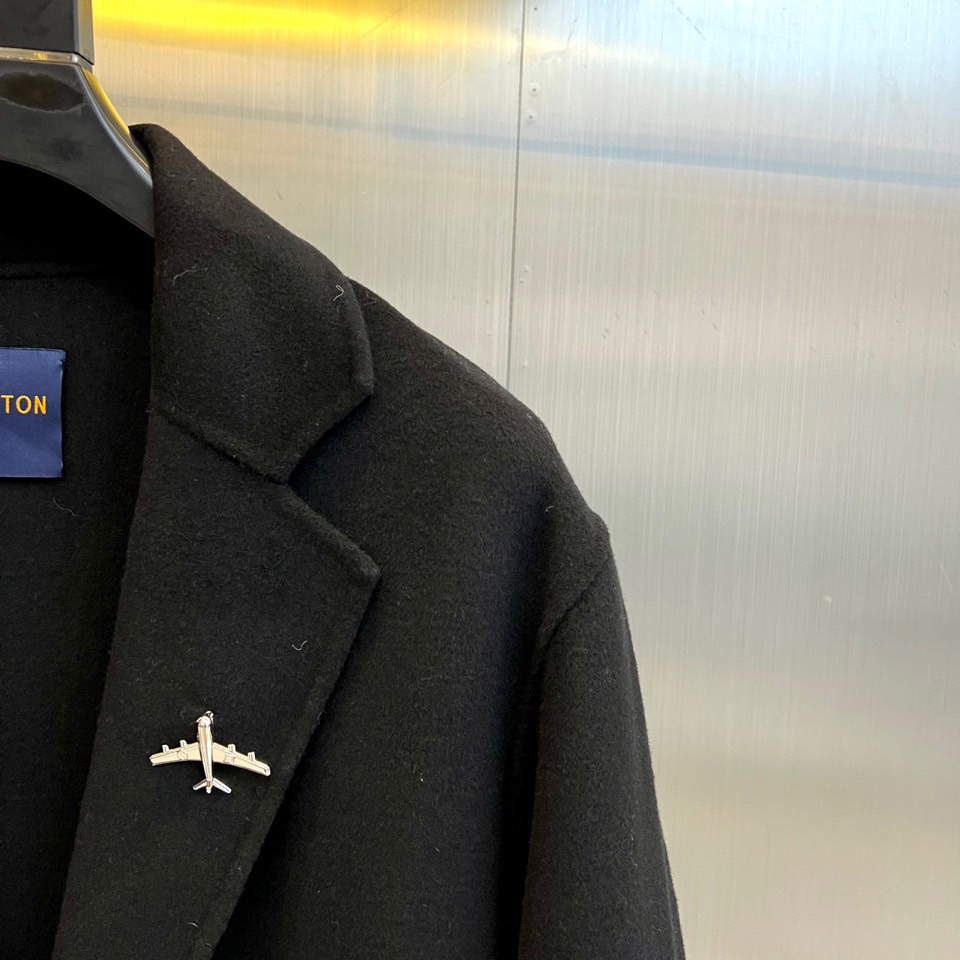 Lv、2025秋冬新品长款大衣，以经典黑色诠释巴黎左岸的摩登美学。这款大衣采用90%羊毛与10%羊绒的顶