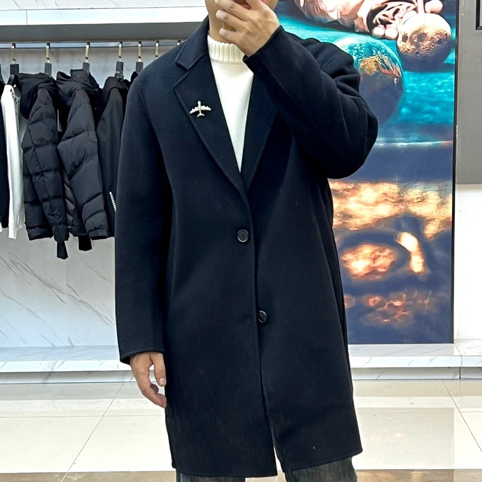 Lv、2025秋冬新品长款大衣，以经典黑色诠释巴黎左岸的摩登美学。这款大衣采用90%羊毛与10%羊绒的顶