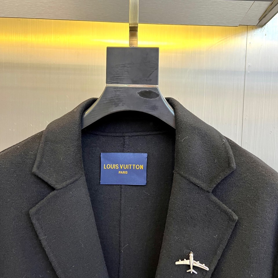 Lv、2025秋冬新品长款大衣，以经典黑色诠释巴黎左岸的摩登美学。这款大衣采用90%羊毛与10%羊绒的顶