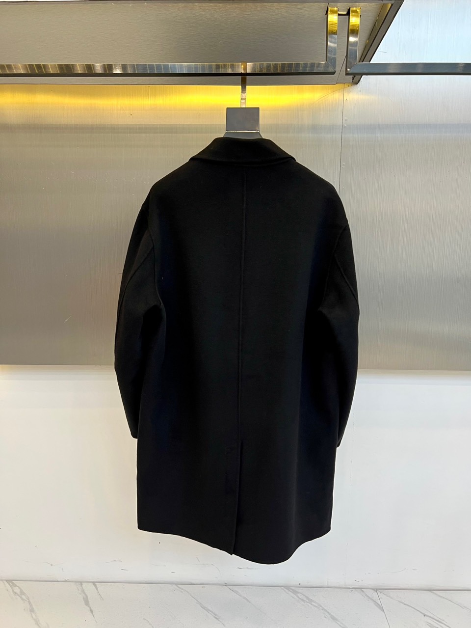 Lv、2025秋冬新品长款大衣，以经典黑色诠释巴黎左岸的摩登美学。这款大衣采用90%羊毛与10%羊绒的顶