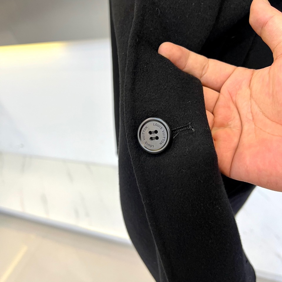 Lv、2025秋冬新品长款大衣，以经典黑色诠释巴黎左岸的摩登美学。这款大衣采用90%羊毛与10%羊绒的顶