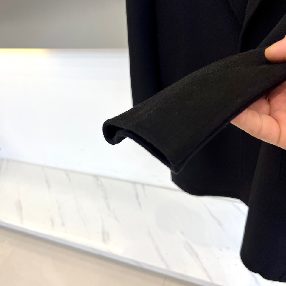 Lv、2025秋冬新品长款大衣，以经典黑色诠释巴黎左岸的摩登美学。这款大衣采用90%羊毛与10%羊绒的顶
