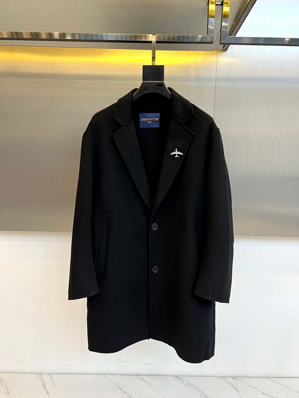 Lv、2025秋冬新品长款大衣，以经典黑色诠释巴黎左岸的摩登美学。这款大衣采用90%羊毛与10%羊绒的顶