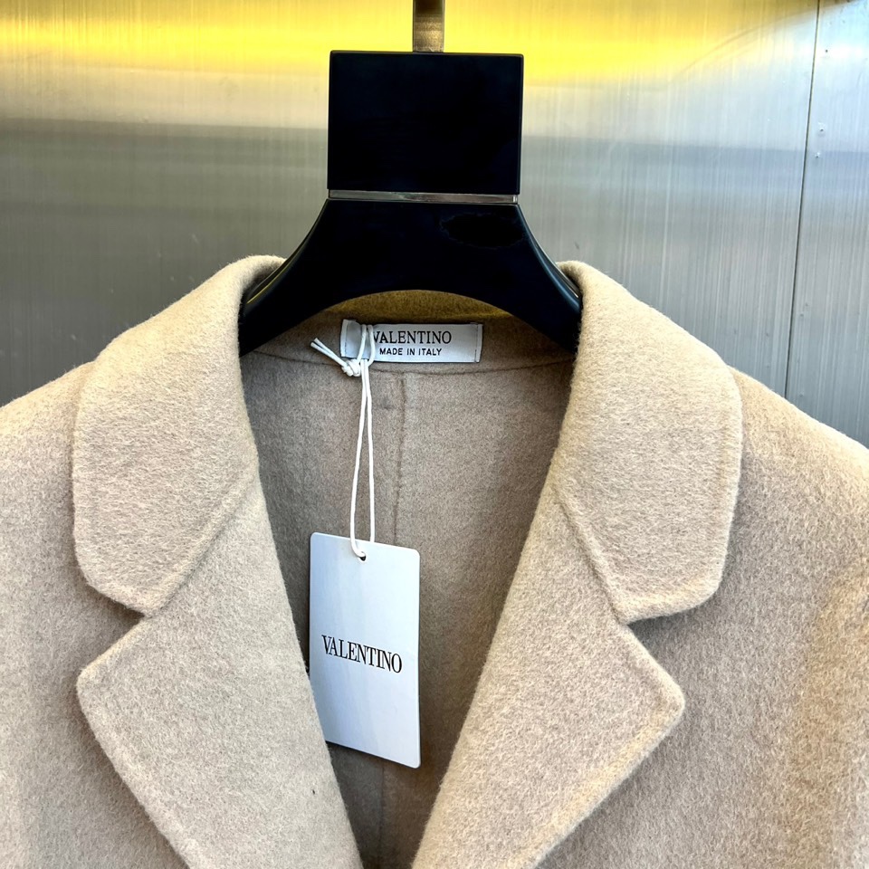VT华伦天奴、2025秋冬新品男士大衣，以浅卡其色演绎现代绅士的优雅风度。这款大衣采用100%羊毛面料，