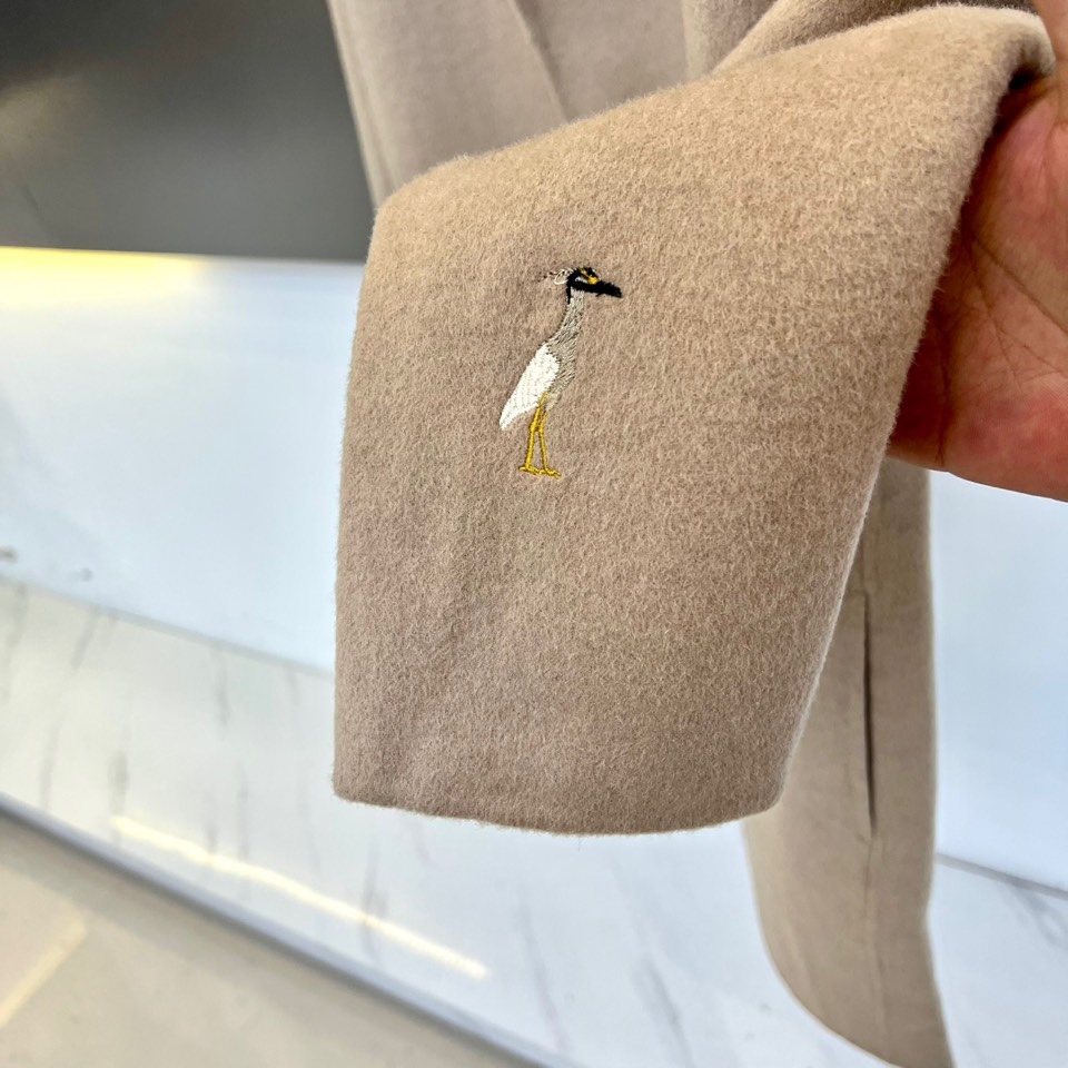 VT华伦天奴、2025秋冬新品男士大衣，以浅卡其色演绎现代绅士的优雅风度。这款大衣采用100%羊毛面料，