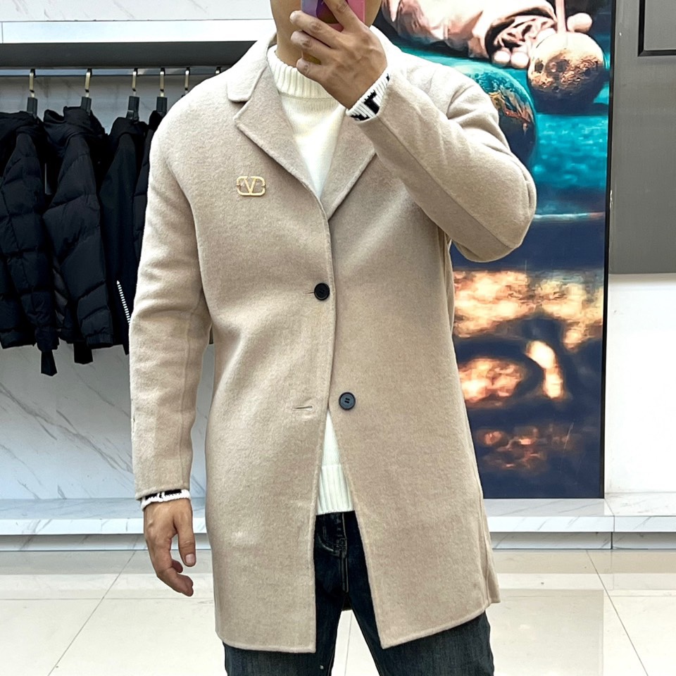 VT华伦天奴、2025秋冬新品男士大衣，以浅卡其色演绎现代绅士的优雅风度。这款大衣采用100%羊毛面料，